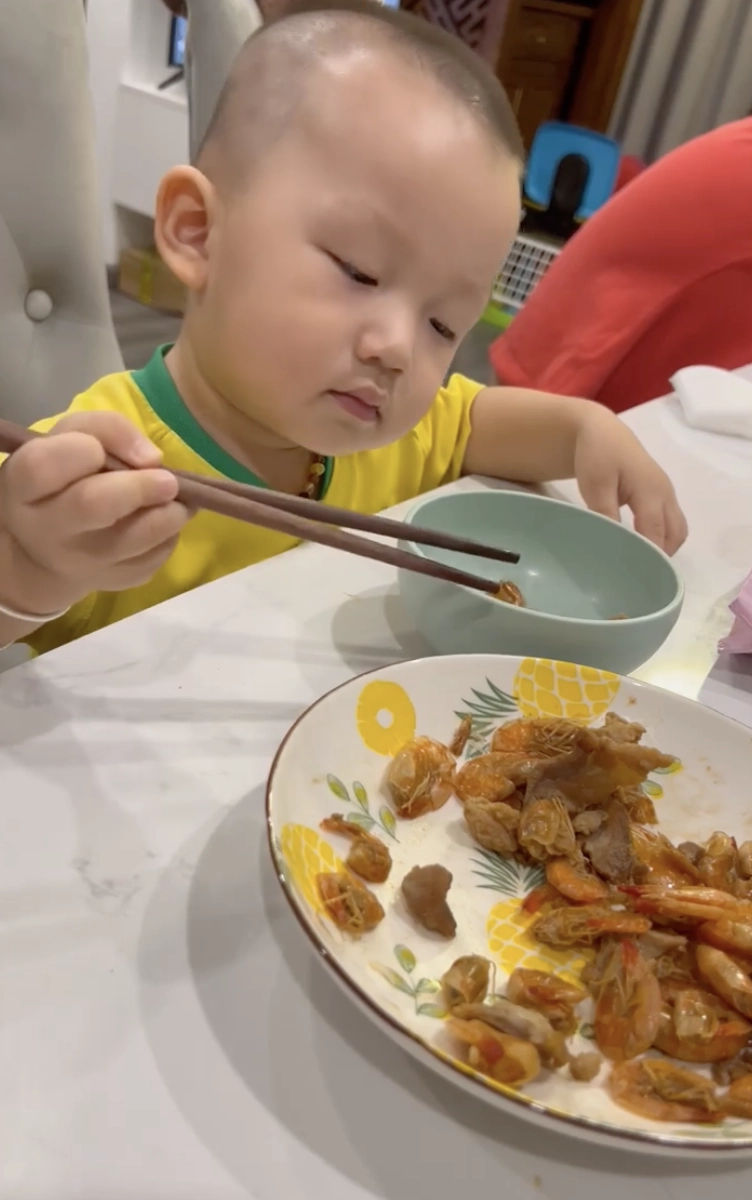 Gà cưng vũ khắc tiệp ở ẩn nuôi con tự hào bé 19 tháng tự ăn bằng đũa siêu đẳng - 2