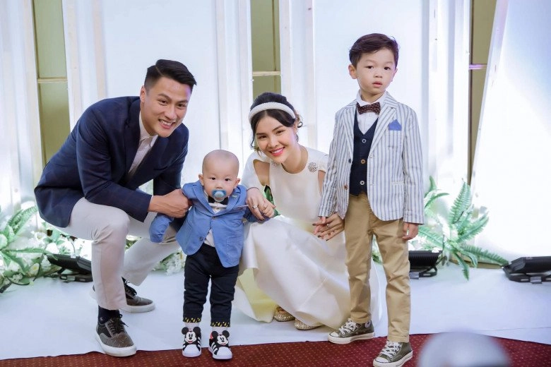 Gà cưng vũ khắc tiệp ở ẩn nuôi con tự hào bé 19 tháng tự ăn bằng đũa siêu đẳng - 10