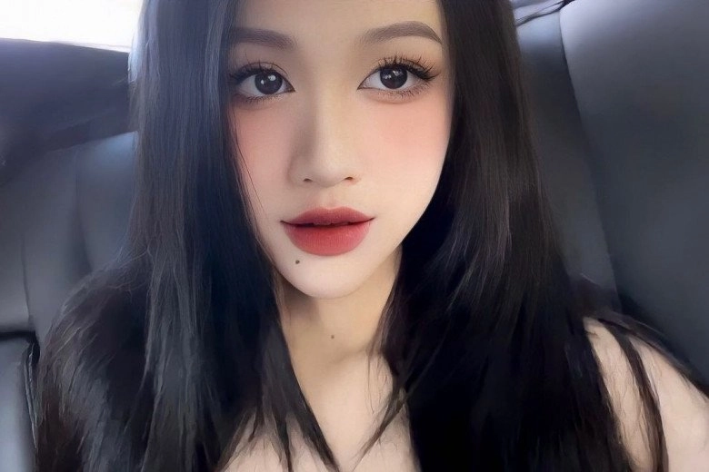 Hotgirl có nút ruồi duyên kéo trễ quần trên xế hộp mặc gì cũng khiến đối phương loạn nhịp tim - 1