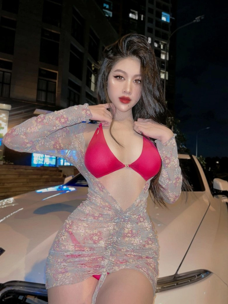 Hotgirl có nút ruồi duyên kéo trễ quần trên xế hộp mặc gì cũng khiến đối phương loạn nhịp tim - 4