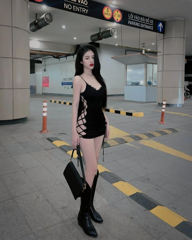 Hotgirl có nút ruồi duyên kéo trễ quần trên xế hộp mặc gì cũng khiến đối phương loạn nhịp tim - 6