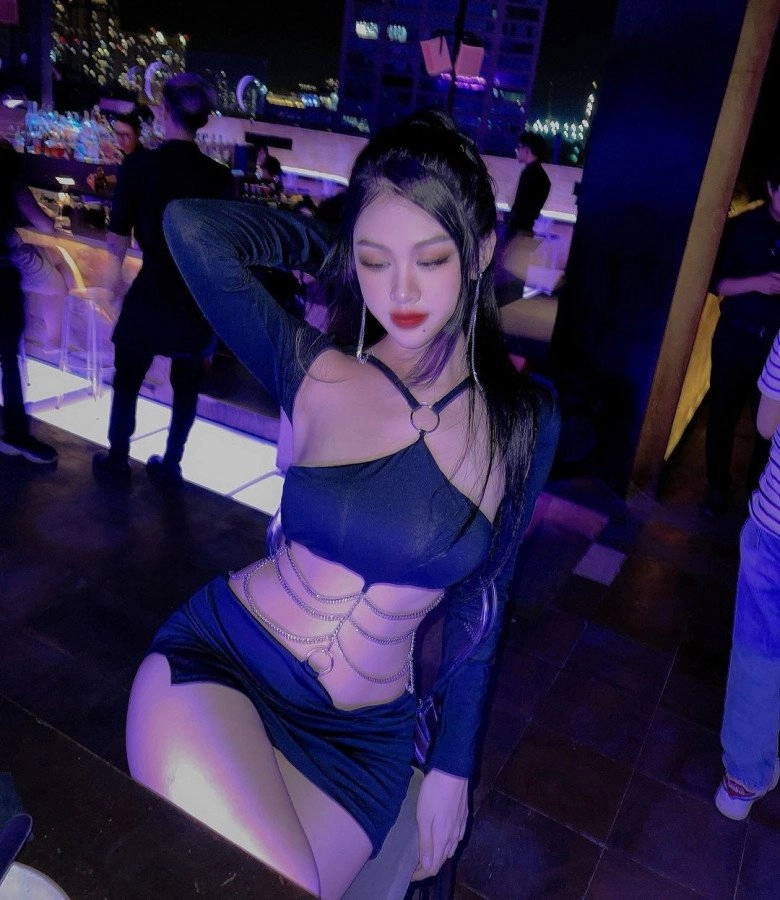 Hotgirl có nút ruồi duyên kéo trễ quần trên xế hộp mặc gì cũng khiến đối phương loạn nhịp tim - 9