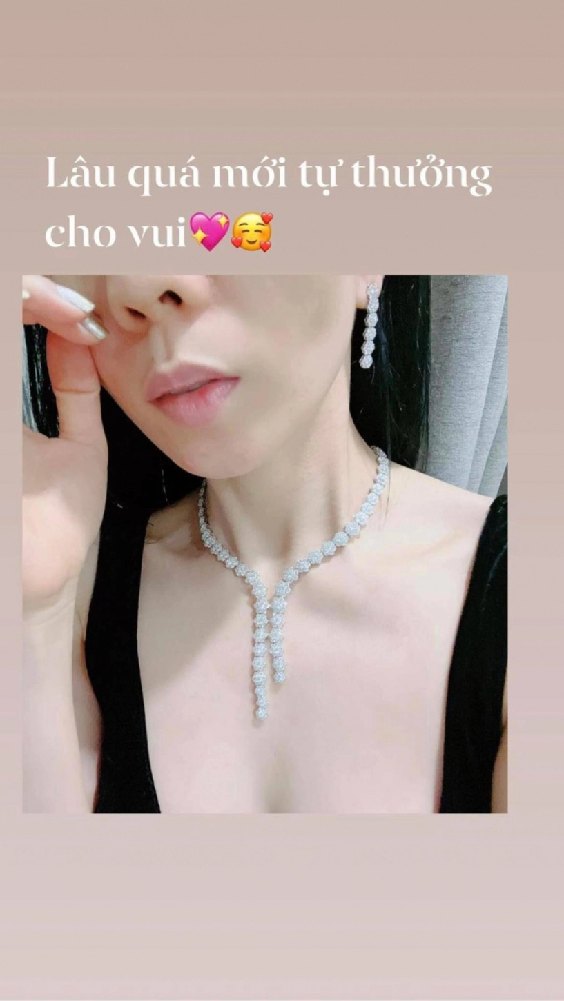 Lệ quyên khoe kim cương lấp lánh cũng chưa hot bằng set đồ tập ôm sát hình thể - 1