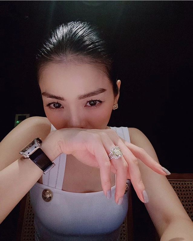 Lệ quyên khoe kim cương lấp lánh cũng chưa hot bằng set đồ tập ôm sát hình thể - 3
