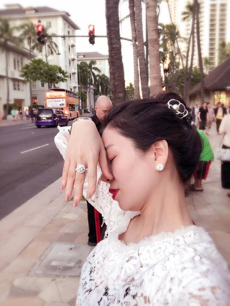 Lệ quyên khoe kim cương lấp lánh cũng chưa hot bằng set đồ tập ôm sát hình thể - 4