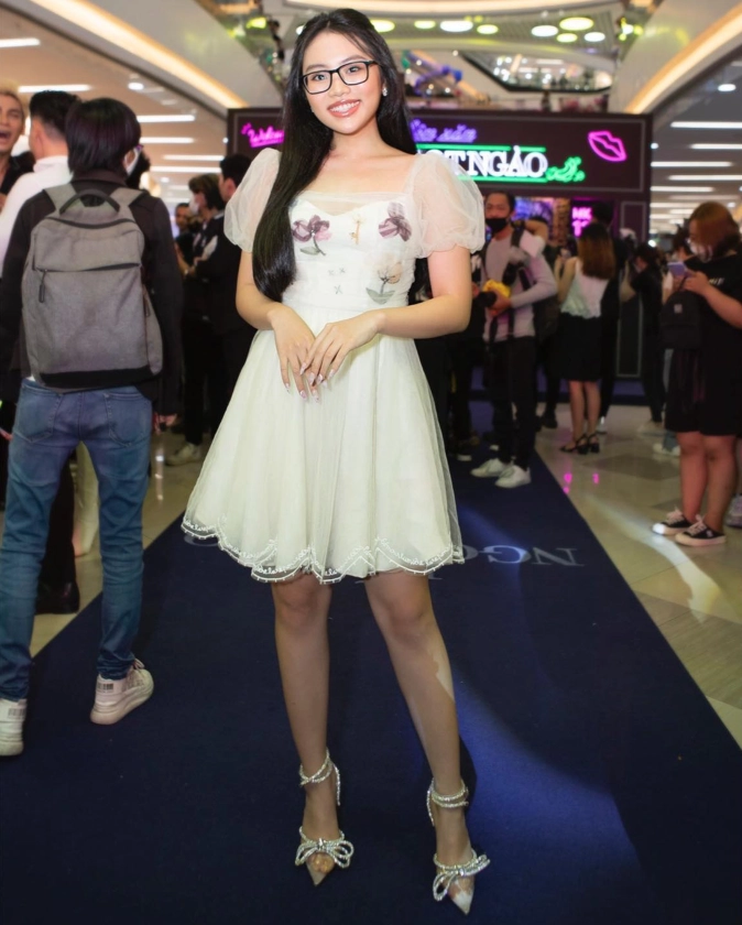 Lên đại học phương mỹ chi sắm cao gót đắt đỏ đụng hàng hội yêu nữ hàng hiệu vbiz - 6