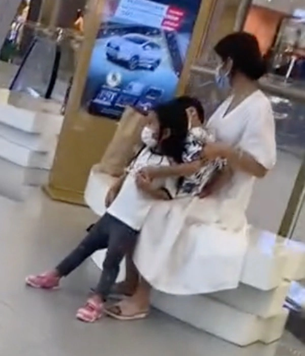 Người đi đường gặp cảnh tăng thanh hà một nách hai con bégái thấy rõ mặt - 2