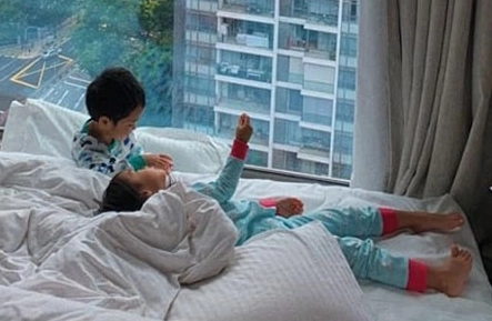 Người đi đường gặp cảnh tăng thanh hà một nách hai con bégái thấy rõ mặt - 8