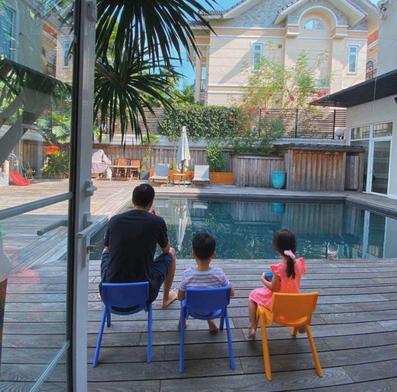 Người đi đường gặp cảnh tăng thanh hà một nách hai con bégái thấy rõ mặt - 9