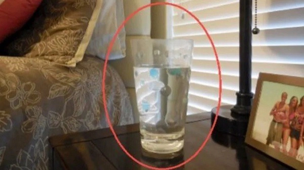 Người thông minh đặt 1 cốc nước muối trong phòng ngủ lý do sẽ khiến bạn muốn học theo - 1