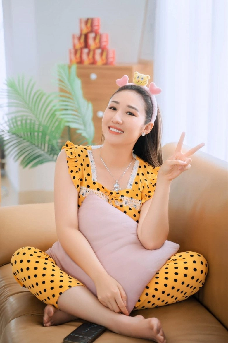 Nữ ceo giả danh gái quê toàn chi tiền tỷ mua sắm hàng hiệu kim cương - 1
