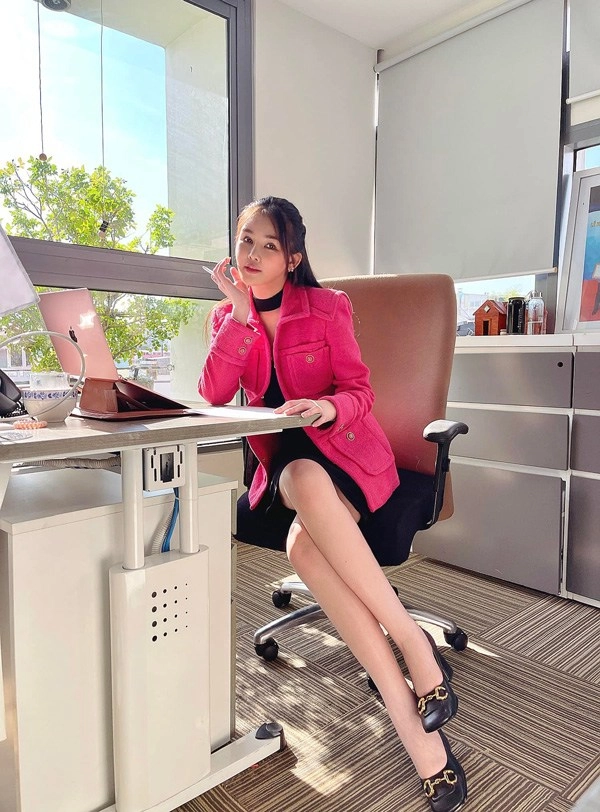 Nữ giảng viên sang chảnh nhất vbiz xách túi gần bằng một căn hộ đi làm - 11