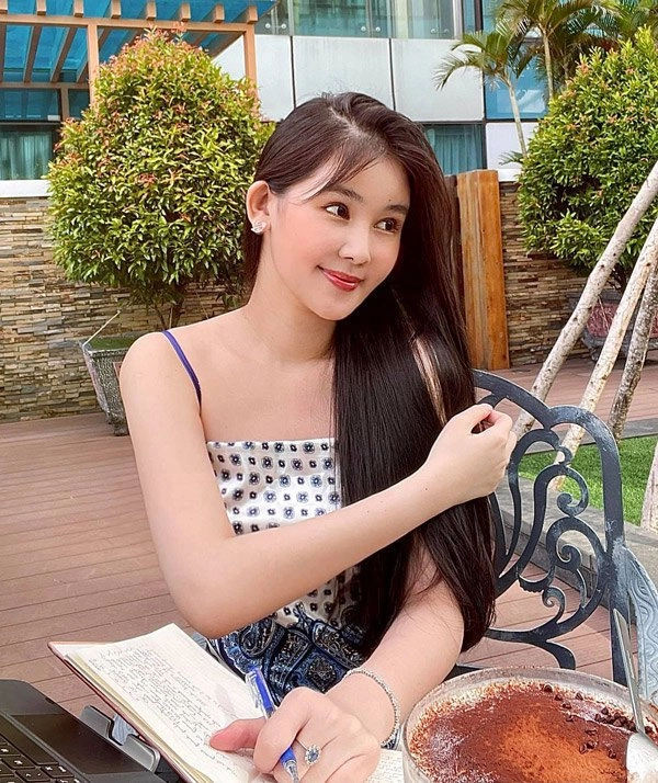 Nữ giảng viên sang chảnh nhất vbiz xách túi gần bằng một căn hộ đi làm - 12
