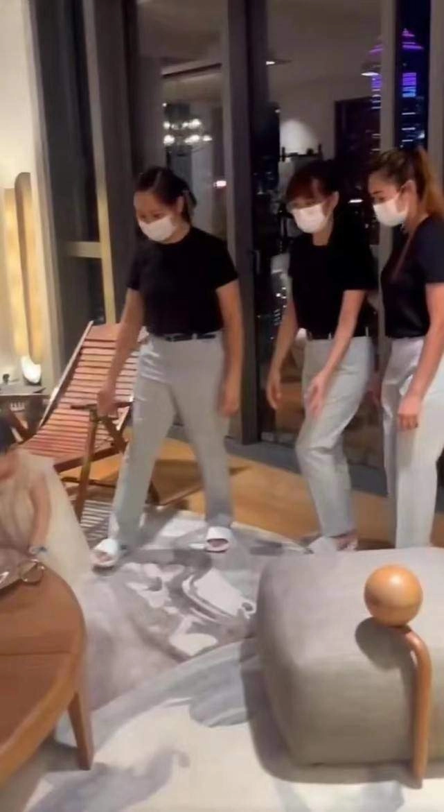 Ông lão 83 tuổi có con xinh như búp bê với vợ trẻ kém 37 tuổi thuê 3 bảo mẫu chăm con - 2