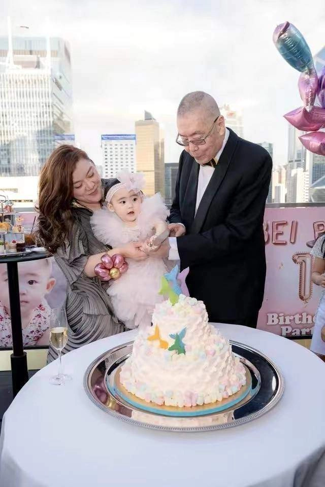 Ông lão 83 tuổi có con xinh như búp bê với vợ trẻ kém 37 tuổi thuê 3 bảo mẫu chăm con - 5