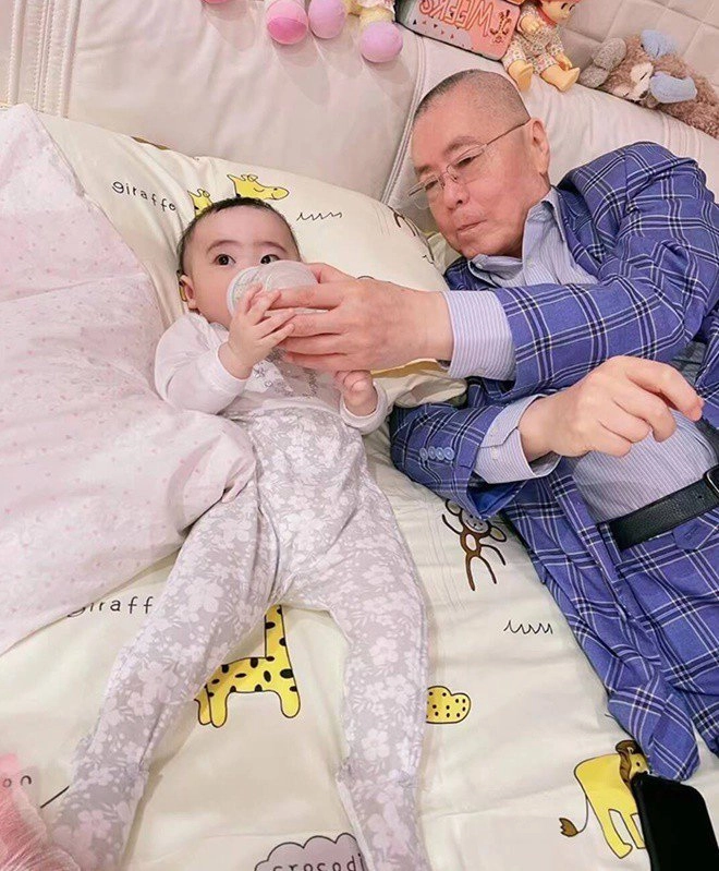 Ông lão 83 tuổi có con xinh như búp bê với vợ trẻ kém 37 tuổi thuê 3 bảo mẫu chăm con - 6