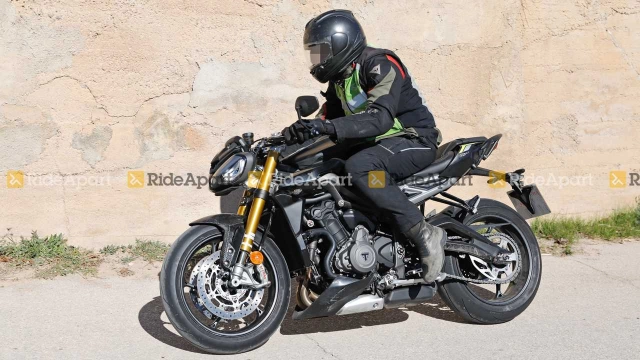 Triumph street triple 2023 lộ diện trong quá trình thử nghiệm - 1