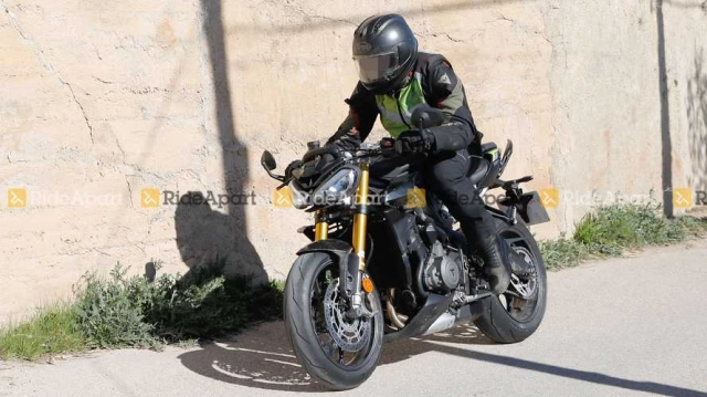 Triumph street triple 2023 lộ diện trong quá trình thử nghiệm - 2