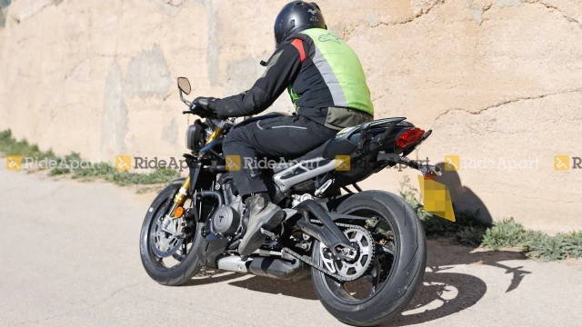 Triumph street triple 2023 lộ diện trong quá trình thử nghiệm - 4