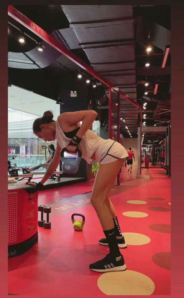 Từng bị ghẹo là người chuyển giới á hậu cao 1m84 giờ táo bạo khoe dáng eo ót ngực đầy - 13