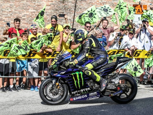 Ve chai của valentino rossi nhưng lại là cẩm lai đối với người hâm mộ - 3