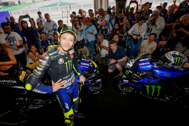 Ve chai của valentino rossi nhưng lại là cẩm lai đối với người hâm mộ - 4