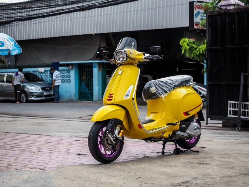 Vespa sprint độ với thân vàng mâm tím đầy mới lạ - 3