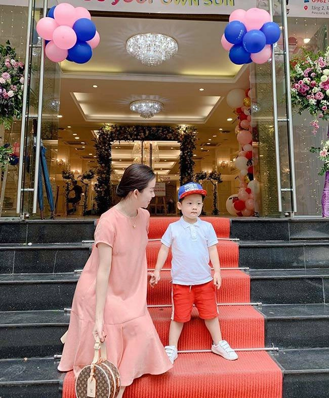 Xưa bụng mang dạ chửa 4 tháng 39kg ly kute giờ làm mẹ đơn thân sang chảnh hạnh phúc - 8