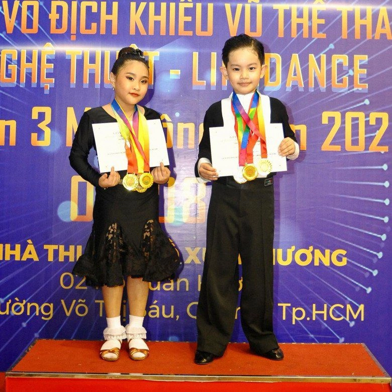 2 con được khen giống phan hiển y đúc khánh thi tức tối mợ chảnh giống chị thi mà - 10