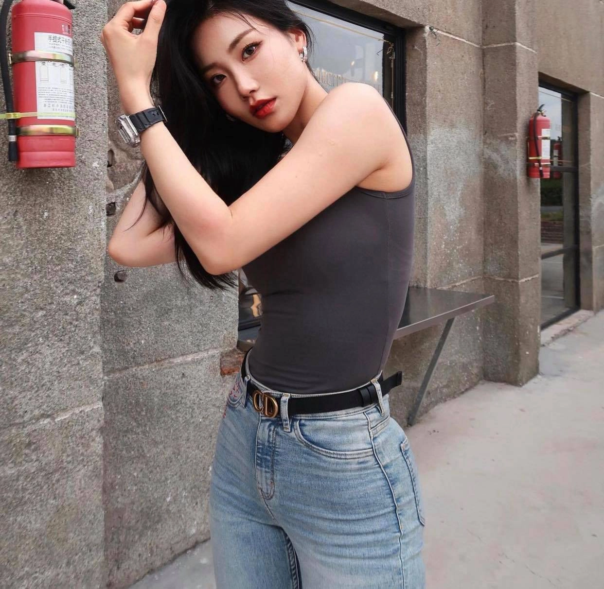 2 mỹ nữ hàng châu thượng hải chỉ diện quần jeans cũng đẹp hết phần thiên hạ - 2