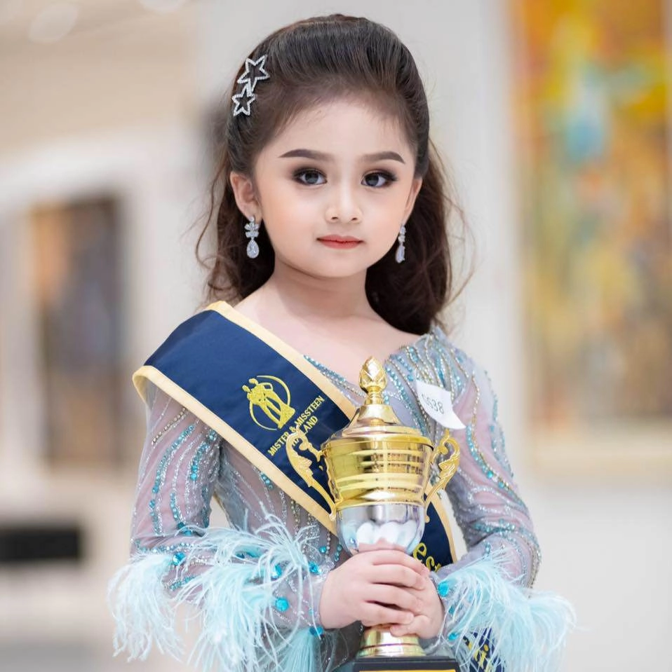 2 năm sau đăng quang hoa hậu nhí thái lan bé gái 8 tuổi giờ chăm chỉ bán hàng - 1