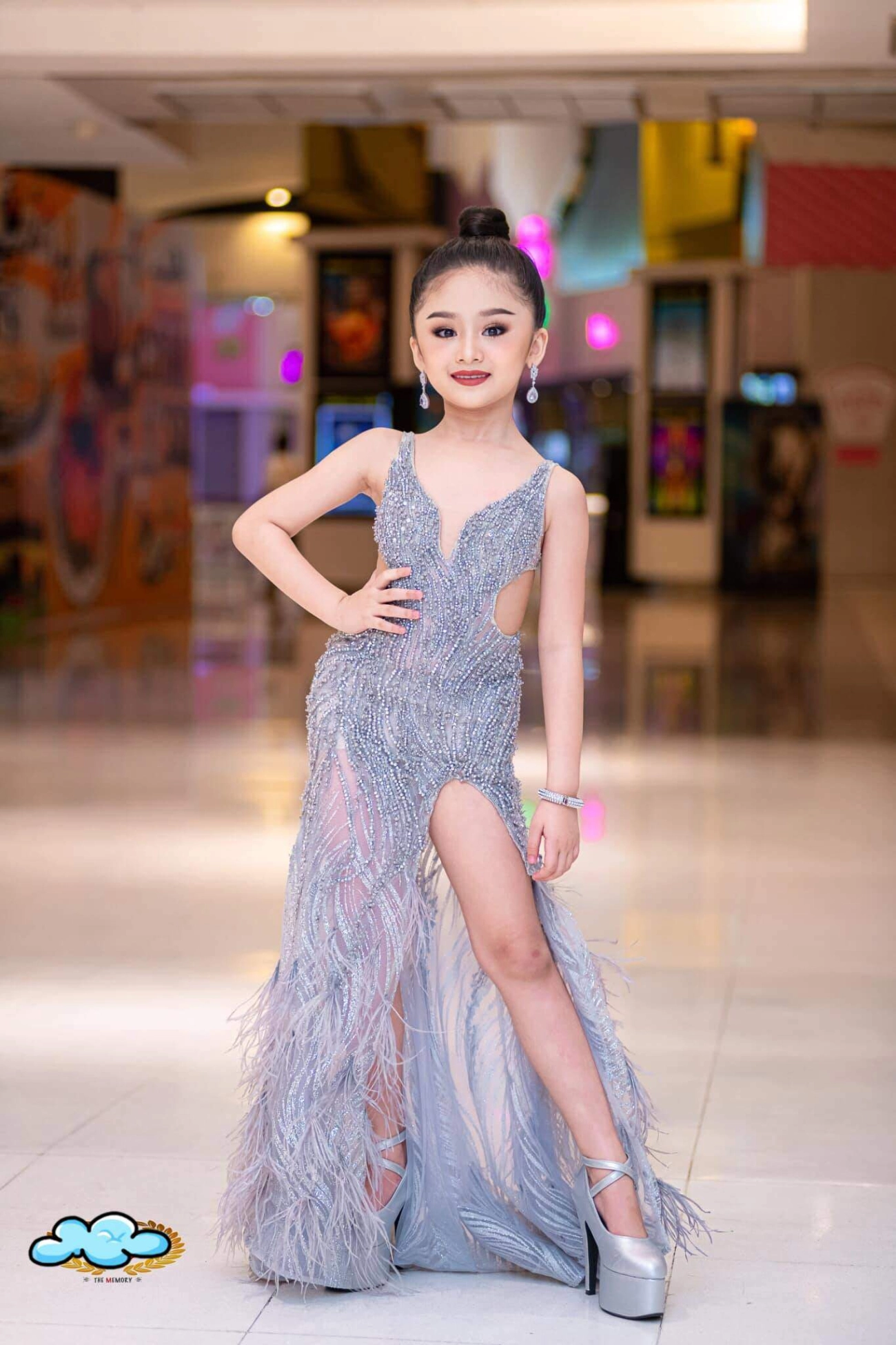 2 năm sau đăng quang hoa hậu nhí thái lan bé gái 8 tuổi giờ chăm chỉ bán hàng - 3