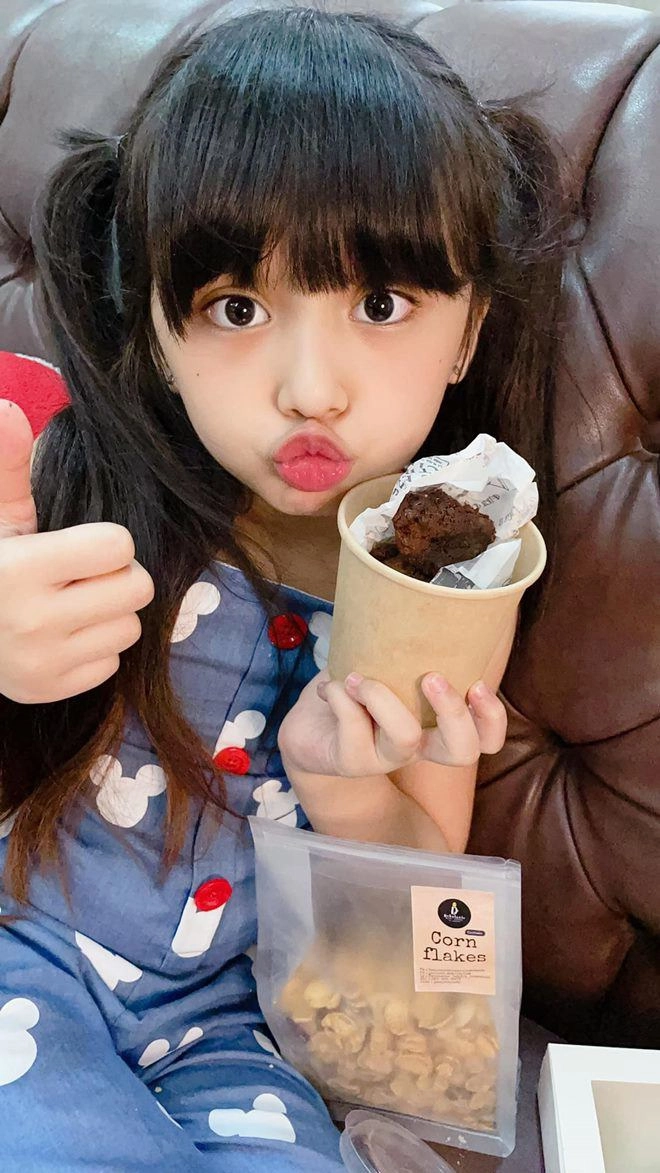 2 năm sau đăng quang hoa hậu nhí thái lan bé gái 8 tuổi giờ chăm chỉ bán hàng - 4