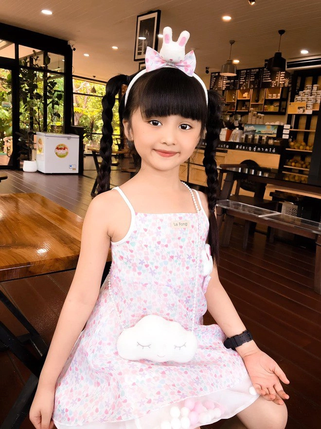 2 năm sau đăng quang hoa hậu nhí thái lan bé gái 8 tuổi giờ chăm chỉ bán hàng - 5