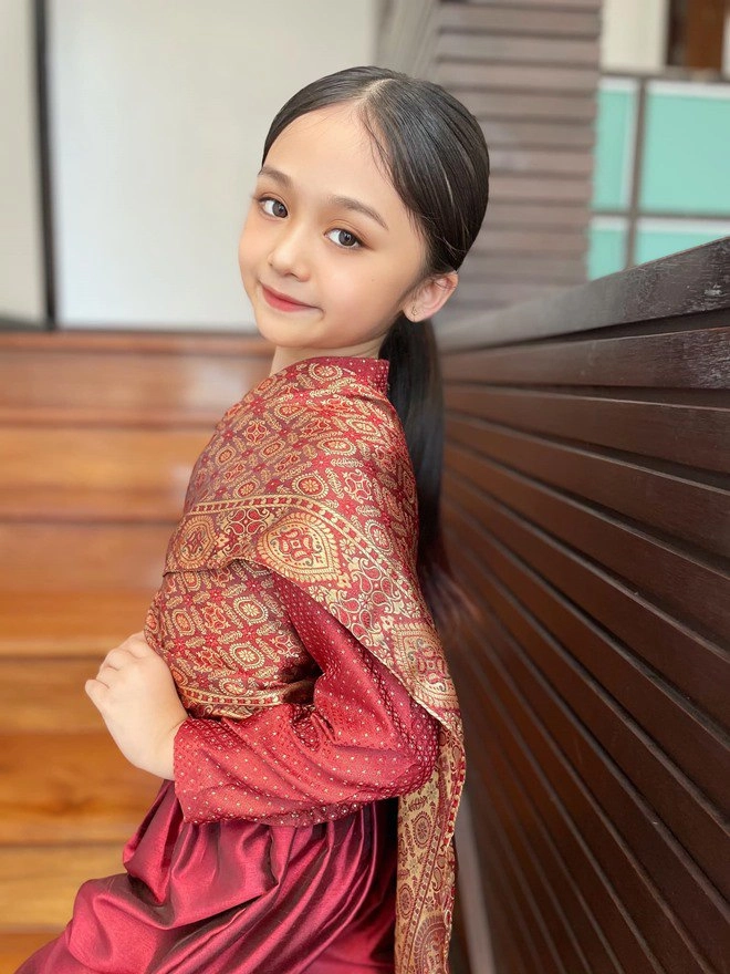 2 năm sau đăng quang hoa hậu nhí thái lan bé gái 8 tuổi giờ chăm chỉ bán hàng - 7