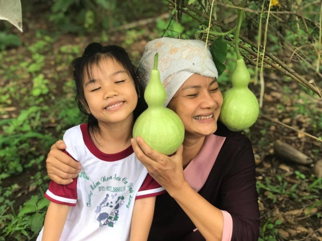 2 tuần không về bình phước diễn viên kiều trinh tiếc nuối nhìn quả rụng đầy vườn không ai ăn - 1