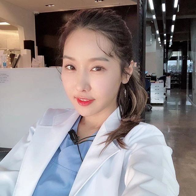 3 cặp mẹ và con gái trẻ đẹp ngang nhau nghìn người đoán sai ai là mẹ ai là con - 1