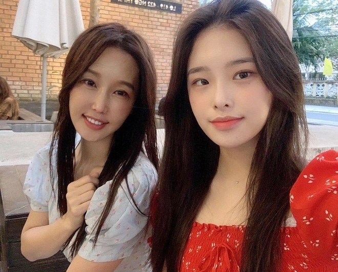 3 cặp mẹ và con gái trẻ đẹp ngang nhau nghìn người đoán sai ai là mẹ ai là con - 2