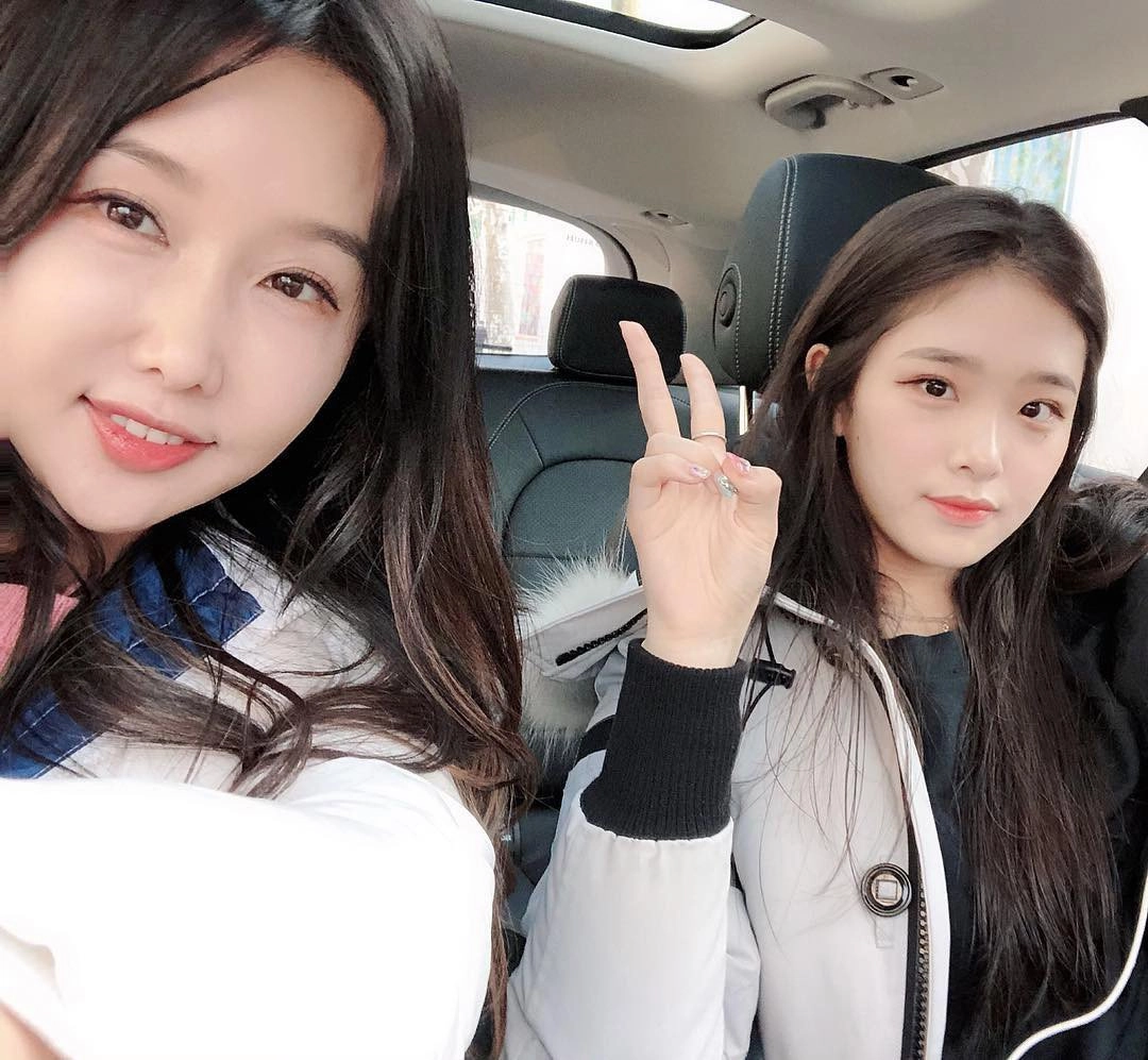 3 cặp mẹ và con gái trẻ đẹp ngang nhau nghìn người đoán sai ai là mẹ ai là con - 6