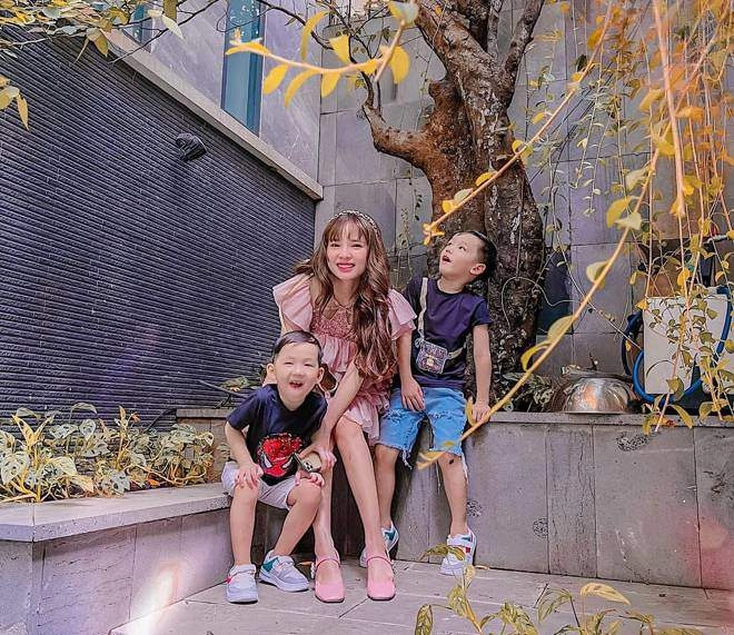 3 năm sinh 2 con bà xã lê hoàng vẫn tự tin không cài áo khoe ngực thả rông - 13