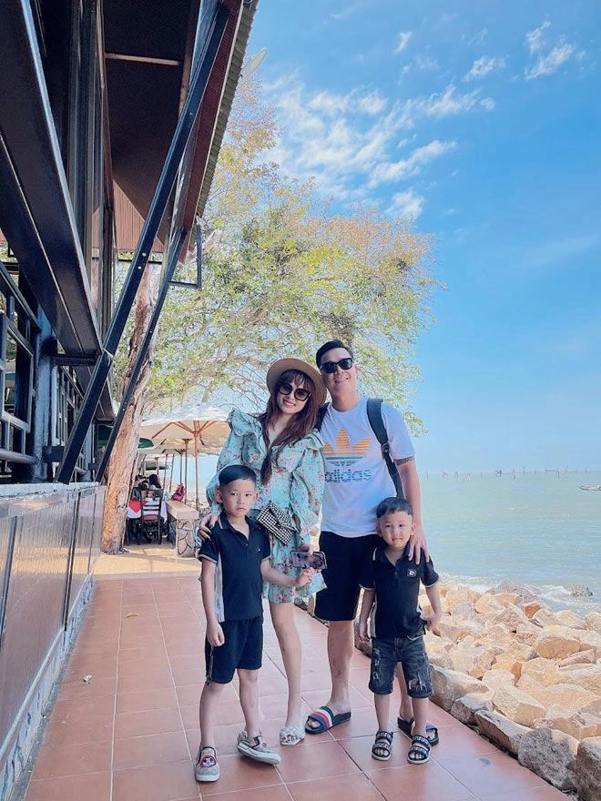 3 năm sinh 2 con bà xã lê hoàng vẫn tự tin không cài áo khoe ngực thả rông - 14