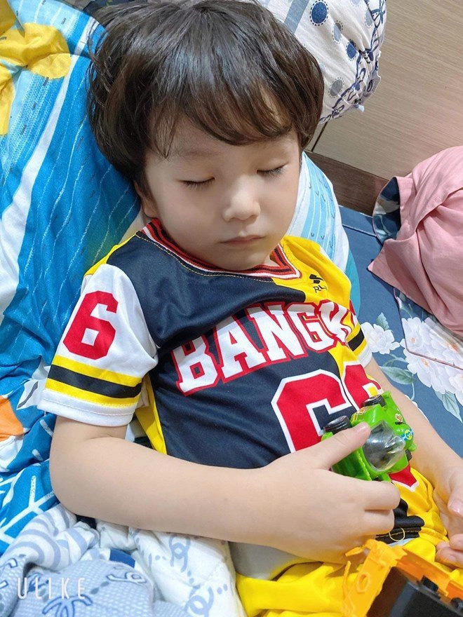 3 năm trước lâm khánh chi sang thái nhận con từ người đẻ hộ giờ cậu bé đẹp như hàn - 1