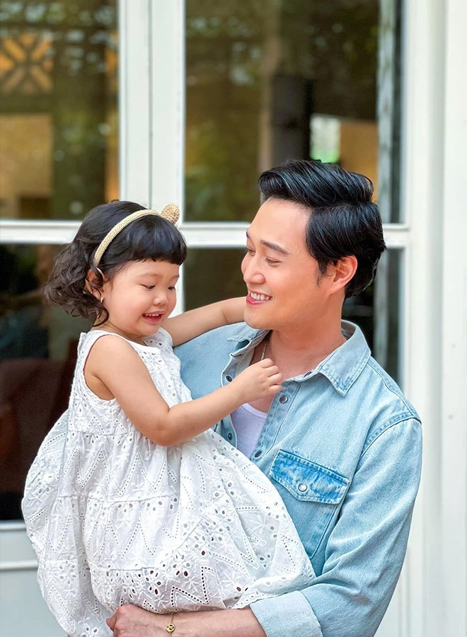 40 tuổi chưa kết hôn quang vinh có con gái 3 tuổi xinh như búp bê - 1