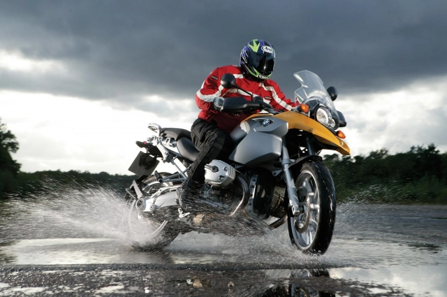 5 điều cần lưu ý khi điều khiển xe máy trong mùa mưa - 1
