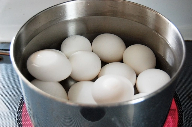 6 sai lầm khiến trứng luộc nứt vỡ mất chất lại khó bóc vỏ - 1