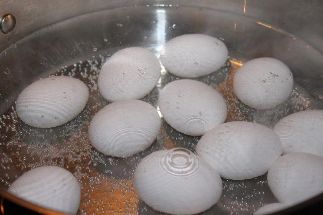 6 sai lầm khiến trứng luộc nứt vỡ mất chất lại khó bóc vỏ - 2