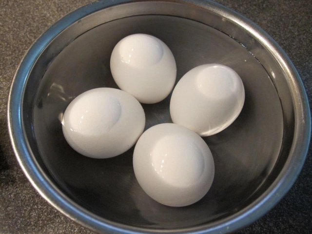 6 sai lầm khiến trứng luộc nứt vỡ mất chất lại khó bóc vỏ - 4