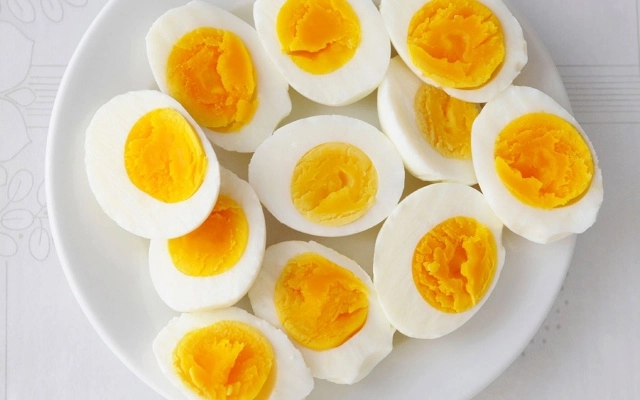 6 sai lầm khiến trứng luộc nứt vỡ mất chất lại khó bóc vỏ - 5