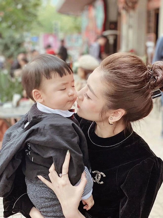 8 mỹ nữ xinh đẹp nhất nhì showbiz việt cùng sinh con cho chồng giàu nức tiếng gia thế khủng - 8