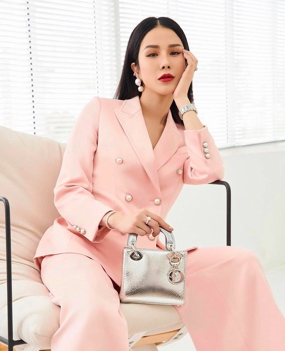 83 diệp lâm anh khoe kim cương la liệt túi hiệu còn cám ơn anh chàng nào đó - 11